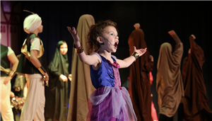 Crockett students sings during campus performance of Aladdin Junir